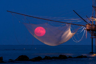 Luna nella rete del trabocco: lo scatto abruzzese scelto dalla Nasa